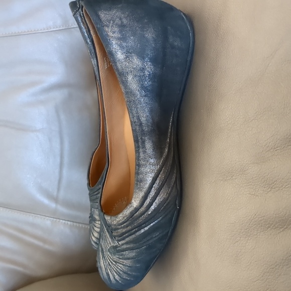 Earthies Vanya Flats Women's Size 7.5 Distressed Leather Pewter Slip On - Picture 11 of 13